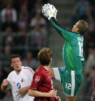 Fussball 1. Bundesliga: Koeln - Hamburg, Zweikampf