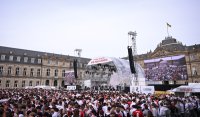 Fussball DFB Pokal Finale 24/25: Arminia Bielefeld - VfB Stuttgart, Public Viewing auf dem Schlossplatz
