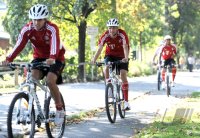 Fussball 1. Bundesliga: Die Mannschaft des FCB macht eine Fahrrad Tour mit dem Mountainbike