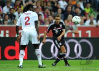 Fussball International Audi Cup 2011: Taye Taiwo (li, AC Mailand) gegen Rafinha (re, FC Bayern Muenchen)