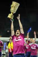Fussball: DFB Pokal Finale:  Jubel mit POKAL  Jose Manuel Jurado (FC Schalke 04)