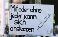Kundgebung im Tuebinger Anlagenpark: 1200 Menschen demonstrierten gegen die einrichtungsbezogene Impfpflicht