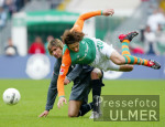 Fussball 1. Bundesliga: Bremen - Hannover, Zweikampf