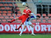 Fussball 3. Bundesliga:  Tom Schuetz  (li., FC Bayern II) gegen Sebastian Haehnge (re., Jena)