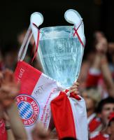 Fussball Champions League Finale: Bayern Fan mit Pokal