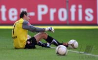 Fussball 1. Bundesliga : Enttaeuschung am Boden Torwart Jens Lehmann  ( VfB Stuttgart )