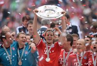 Fussball 1. Bundesliga  Saison  2012/2013: Bastian Schweinsteiger (FC Bayern Muenchen) mit Schale