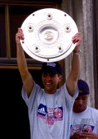 Fussball:  Jubel Markus Babbel mit Meisterschale