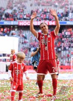 Fussball, 1. Bundesliga Saison 16/17: Jubel FC Bayern Muenchen mit Schale