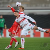 FUSSBALL  UEFA Europa League  10/11: Fabio Coentrao (li, Benfica Lissabon) gegen Timo Gebhart (re, VfB Stuttgart)