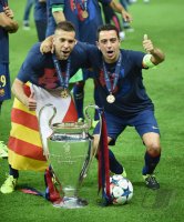 Fussball Champions League Finale 2015: JUBEL Jordi Alba und Xavi Hernandez mit CHL Pokal