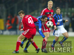 Fussball UCL: Leverkusen - Inter, Zweikampf