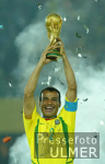 FUSSBALL Weltmeisterschaft  JUBEL;  Brasilien  Cafu mit WM-Pokal