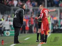 Fussball DFB Pokal 10/11 :   Robben (FC Bayern Muenchen)  und  Trainer van Gaal (FC Bayern Muenchen)
