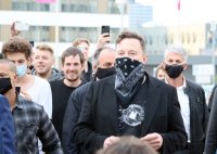 Tesla-Chef Elon Musk besucht Biopharma-Unternehmen Curevac