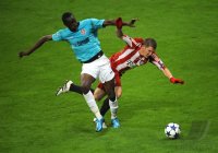 Fussball Champions League  Saison 2010/2011: Lacina Traore (li, CFR 1907 Cluj) gegen Bastian Schweinsteiger (re, FC Bayern Muenchen)