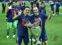 Fussball Champions League Finale 2015: Xavi (Barca) und Andres Iniesta (Barca) mit CHL Pokal