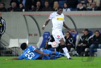 Fussball 1. Bundesliga : Isaac Vorsah (li, TSG 1899 Hoffenheim) gegen Mohamadou Mo Idrissou (re, Borussia Moenchengladbach)