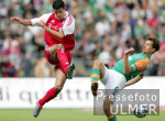 Fussball 1. Bundesliga: Bayern - Bremen, Zweikampf