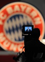 Fussball 1. Bundesliga : Fernsehkamera mit Vorstandsvorsitzender Karl Heinz Rummenigge (FC Bayern Muenchen)  vor dem FCB LOGO
