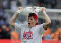 Fussball 1. Bundesliga : SCHWEINSTEIGER mit Schale   (FC Bayern Muenchen)