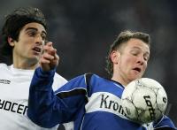 Fussball 1. Bundesliga: Moenchengladbach - Bielefeld, Zweikampf