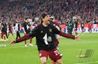 Fussball 1. Bundesliga Saison 21/22: JUBEL FC Bayern Muenchen feiert die 32. Meisterschaft