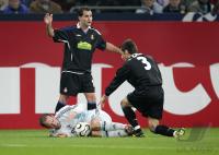 Fussball: Schalke - Espanyol Barcelona, Zweikampf