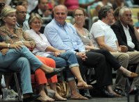 Basketball Nationalmannschaft 2011/2012 : Praesident Uli Hoeness (FC Bayern Muenchen) mit seiner Familie