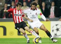 Fussball Champions League: Eindhoven - Mailand, Zweikampf