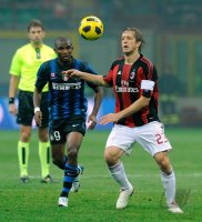 FUSSBALL SERIE A: Samuel Eto'o , Eto  (li, Inter) gegen Massimo Ambrosini (re, AC Mailand)