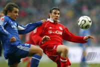 Fussball 1. Bundesliga: Bayern - Schalke, Zweikampf
