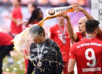 Fussball 1. Bundesliga Saison 18/19: Meister FC Bayern Muenchen / Bierdusche