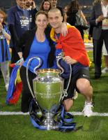 Fussball Champions League Finale: JUBEL Cristian Chivu mit Frau, Freundin (Inter)