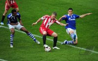 Fussball 1. Bundesliga : Joel Matip (li, FC Schalke 04) gegen  Bastian Schweinsteiger (FC Bayern Muenchen) gegen Kyriakos Papadopoulos (re, FC Schalke 04)