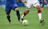 FUSSBALL WM 2014, FINALE: Ball und Beine Adidas Ausruester