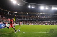 Fussball Champions League  Saison 2010/2011: Ecke in der ALLIANZ ARENA Toni Kroos (FC Bayern Muenchen)