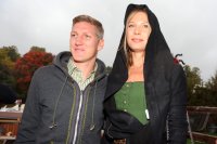 FUSSBALL 1. BUNDESLIGA:  Bastian Schweinsteiger mit seiner Freundin Sarah Brandner