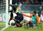 Fussball DFB-Pokal: Bremen - Luebeck, Zweikampf