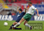 Fussball Bundesliga: Werder Bremen - Hamburger SV, Zweikampf