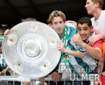 Fussball 1. Bundesliga: Bremen - Hamburg, Bremer Fans mit Meisterschale