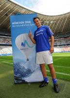 1. Fussball Bundesliga: Felix Neureuther vor dem Plakat zur Olympia Bewerbung 2018