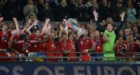 Fussball Champions League Finale 2013: Teamjubel FC Bayern Muenchen mit Pokal