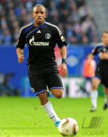 FUSSBALL, 1. BUNDESLIGA, 27. Spieltag: Schalke, FARFAN am Ball