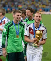 FUSSBALL WM 2014, FINALE: JUBEL Benedikt Hoewedes (Deutschland) und Torwart Ron-Robert Zieler (Deutschland)