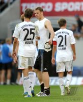 Fussball 1. Bundesliga : Thomas Mueller, Torwart Manuel Neuer, Philipp Lahm (v. li., FC Bayern Muenchen)