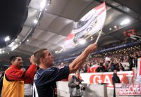 Fussball 1. Bundesliga : JUBEL Lukas Podolski mit Fahne vor der FANKURVE (1. FC Koeln)