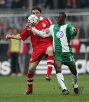 Fussball 1. BL Bayern-Wolfsburg; Zweikampf