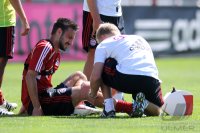 Fussball 1. Bundesliga: Diego Contento (FC Bayern Muenchen) wird verletzt behandelt
