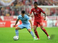 Fussball CHL  Saison 2011/2012:  Sergio Agueero (li, Manchester City) gegen Luiz Gustavo (re, FC Bayern Muenchen)